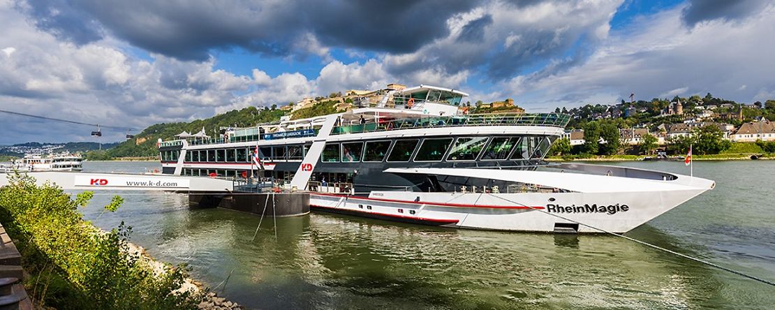 Viele Menschen an Deck eines Schiffes