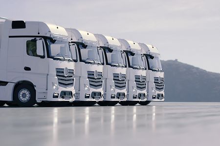 F&uuml;nf weisse LKW parken nebeneinander