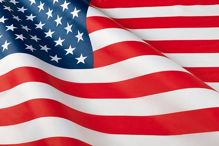  Nahaufnahme einer leicht verknitterten Flagge der USA mit satinierter Textur.