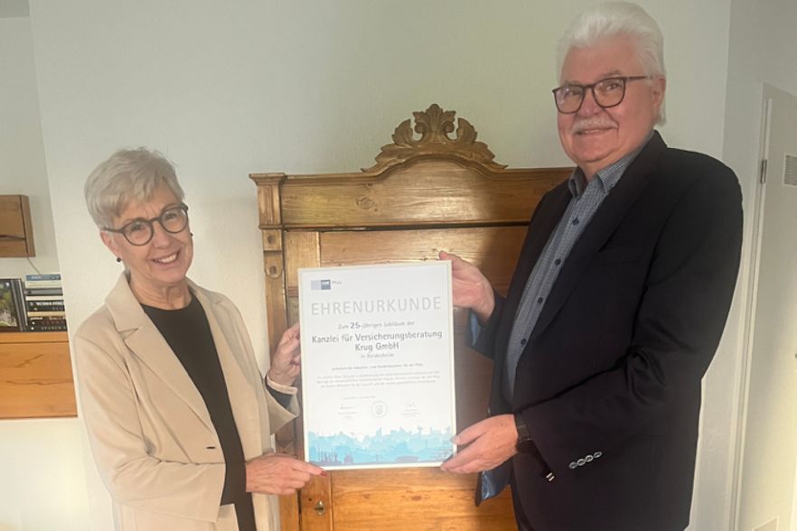 Brigitte und Konrad Krug mit der gerade &uuml;berreichten Ehrenurkunde