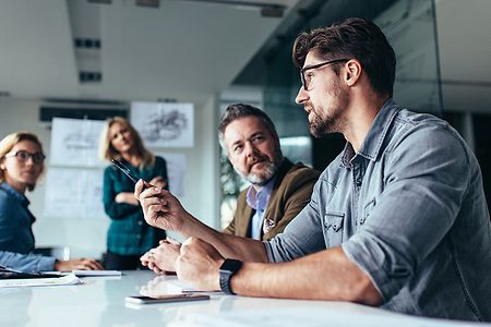 Gesch&auml;ftsleute diskutieren ein Problem an einem Tisch