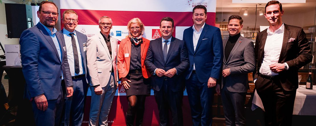 Gruppenfoto von 7 M&auml;nnern und einer Frau.