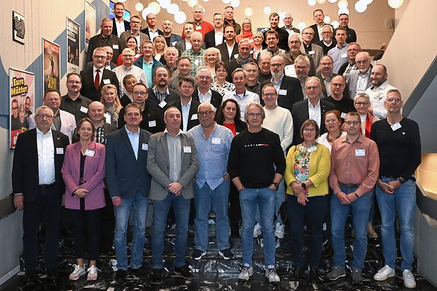 Gruppenfoto der IHK-Prüferehrung 2024