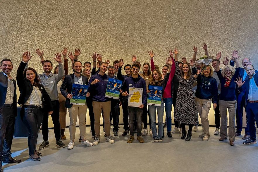 Foto mit den Siegern, Jury und Veranstaltern.