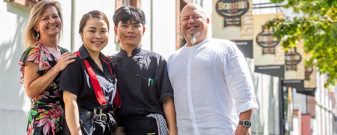 Internationale Azubis beim Gasthaus Braust&uuml;bl