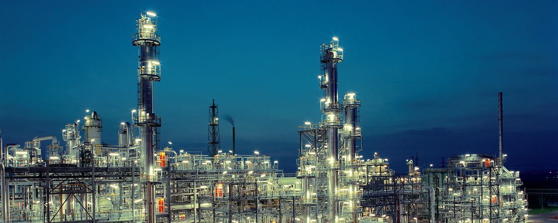 Beleuchtete Industrieanlagen bei Nacht