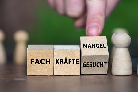 W&uuml;rfel mit Schriftzug Fachkr&auml;ftemangel