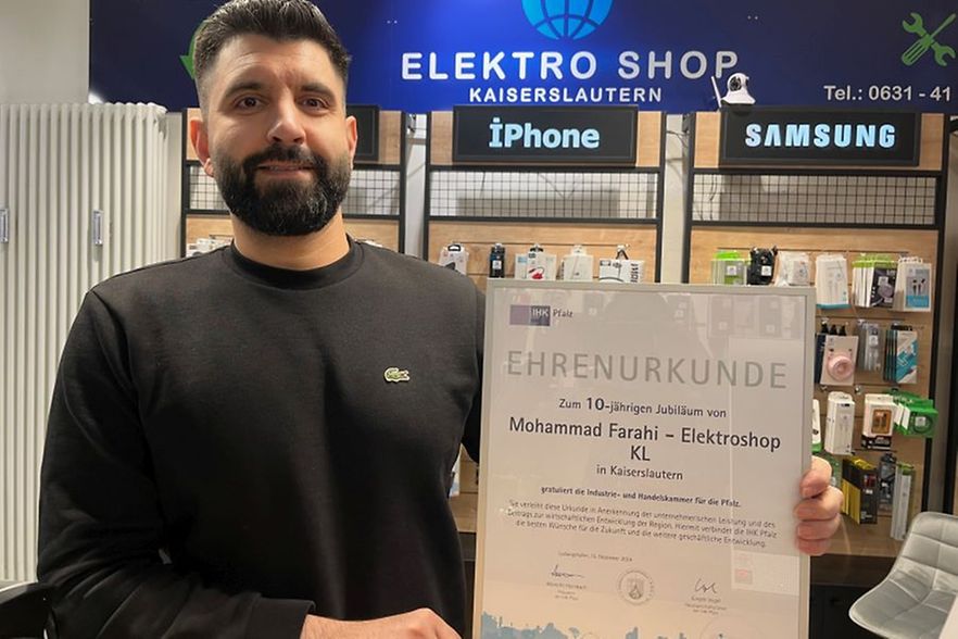 Mohammad Farahi mit Urkunde