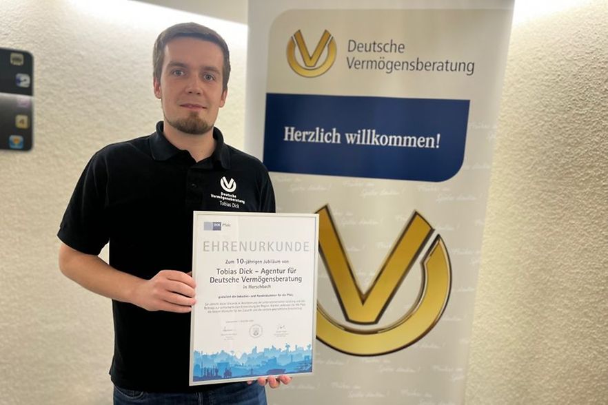 Tobias Dick mit Ehrenurkunde