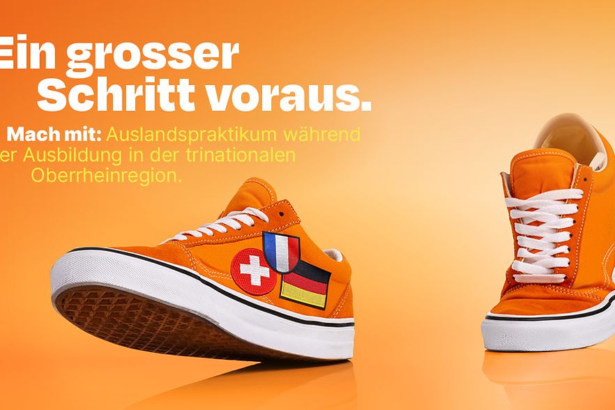 Zwei laufende Schuhe mit den Flaggen Deutschlands, Frankreichs und der Schweiz