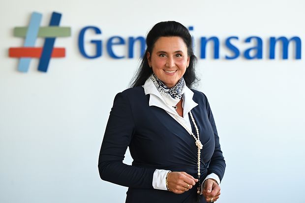 IHK-Pr&auml;sidentin D&eacute;sir&eacute;e Derin-Holzapfel vor dem Zeichen Hashtag Gemeinsam 