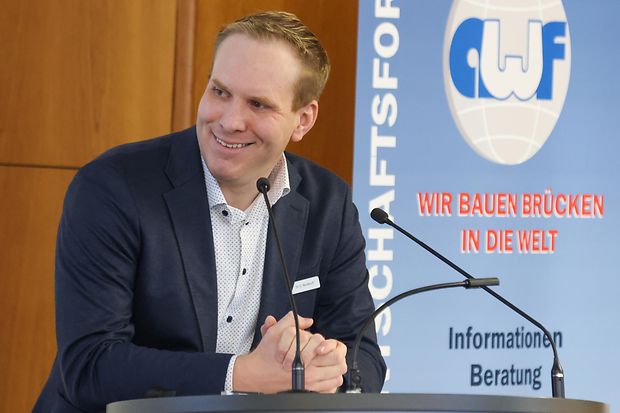 Dr. Christian Nordhoff, Teamleiter International bei der IHK Kassel-Marburg, am Redepult