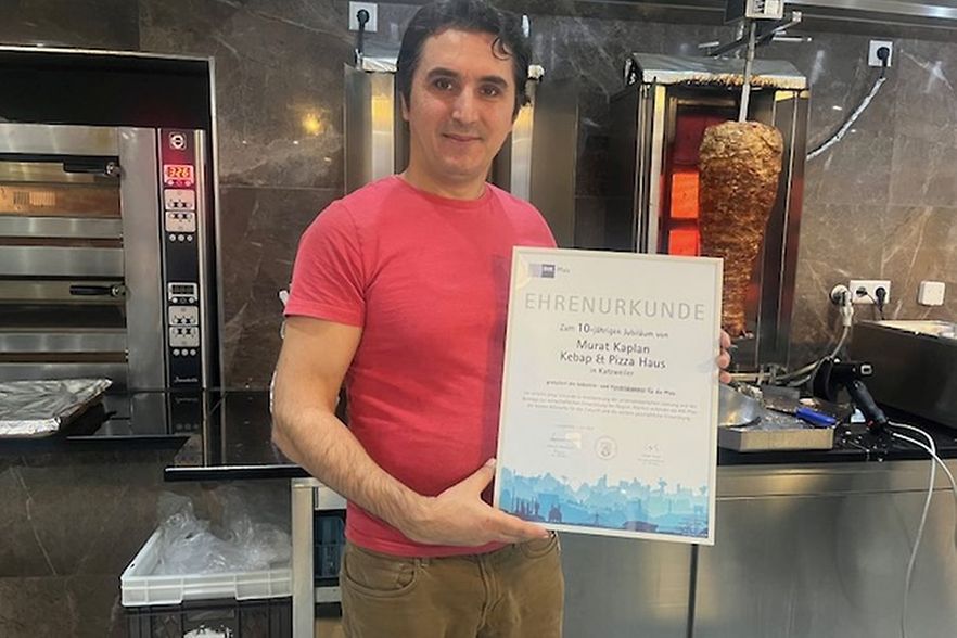 Murat Kaplan mit der Jubil&auml;umsurkunde