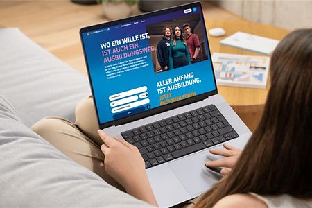 Frau, die auf ihrem Laptop den Ausbildungsatlas anschaut