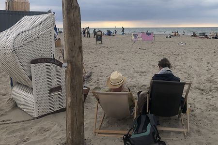 Ostseestrand mit Liegest&uuml;hlen und Strankorb