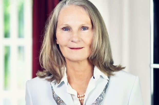 Eine Frau mit schulterlangen Haaren lächelt in die Kamera.