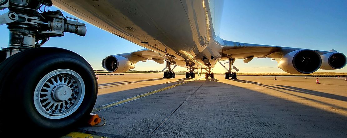 Flugzeug auf Rollbahn stehend von unten