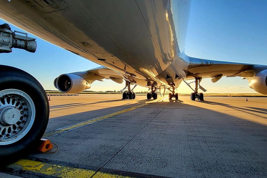Flugzeug auf Rollbahn stehend von unten