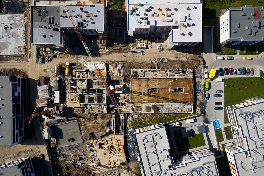 Luftaufnahme eines Wohnkomplexes im Bau