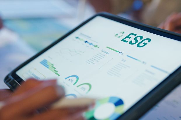Tablet_ESG_Tirachard_Kumtanom_shutterstock_Inet