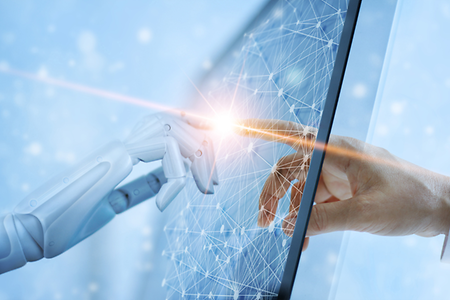 Roboterhand und menschliche Hand ber&uuml;hren sich
