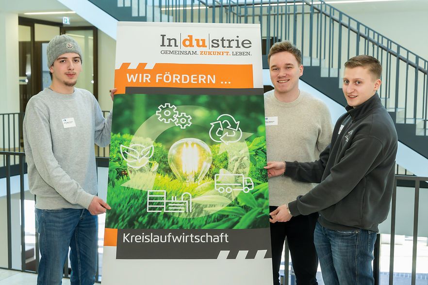 Junge M&auml;nner mit einem Roll-up.