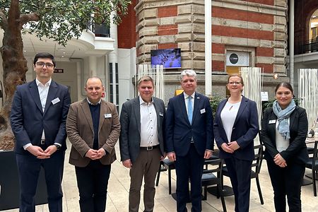 Gruppenbild: Delegation aus Usbekistan und Vertreter der IHK Flensburg