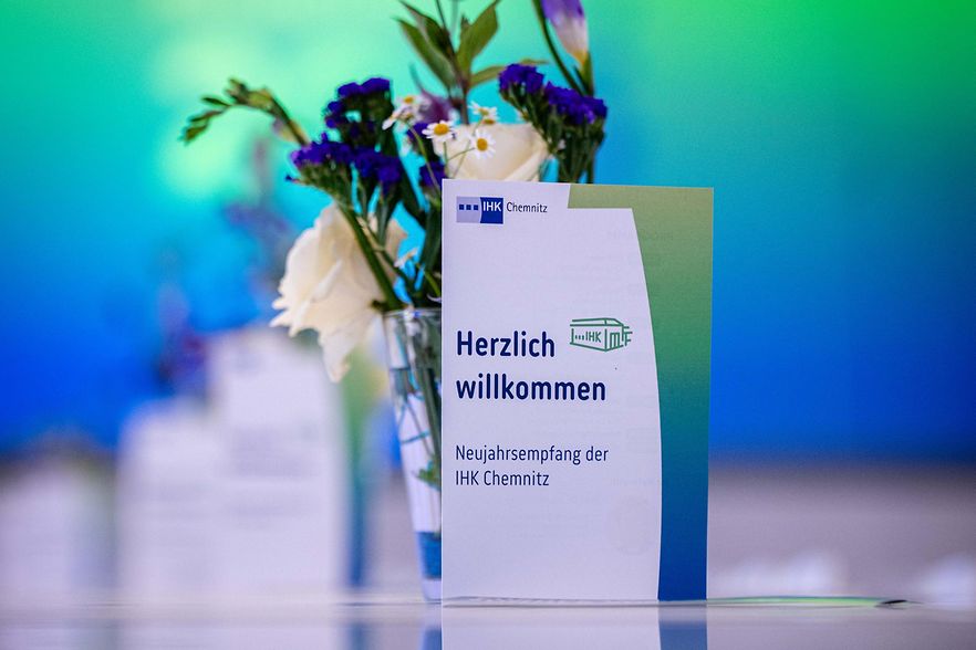 Blumengesteck und der Schiftzug "Herzlich wllkommen" auf einer Karte