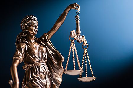 Bronzestatue der Justitia mit Waage