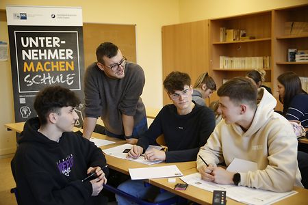 Johannes D&ouml;ring von der Bioraffinerie Zerbst GmbH im Gespr&auml;ch mit Sch&uuml;lern der zehnten und elften Klassen 