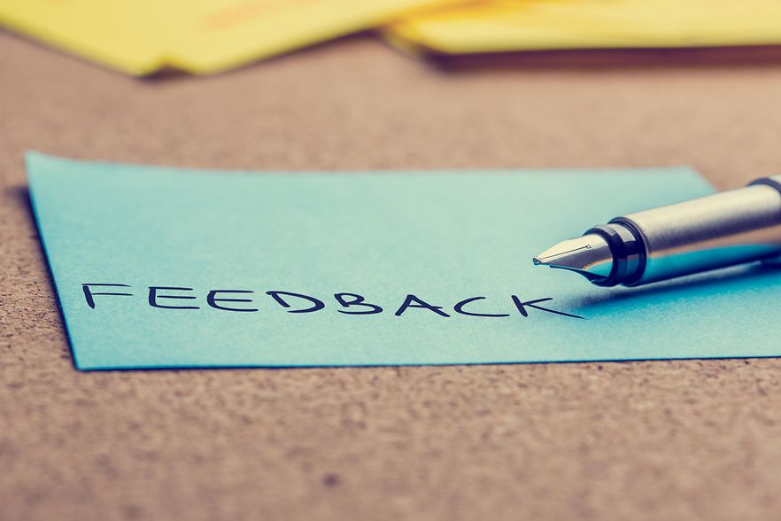 Das Wort Feedback auf einem St&uuml;ck Papier
