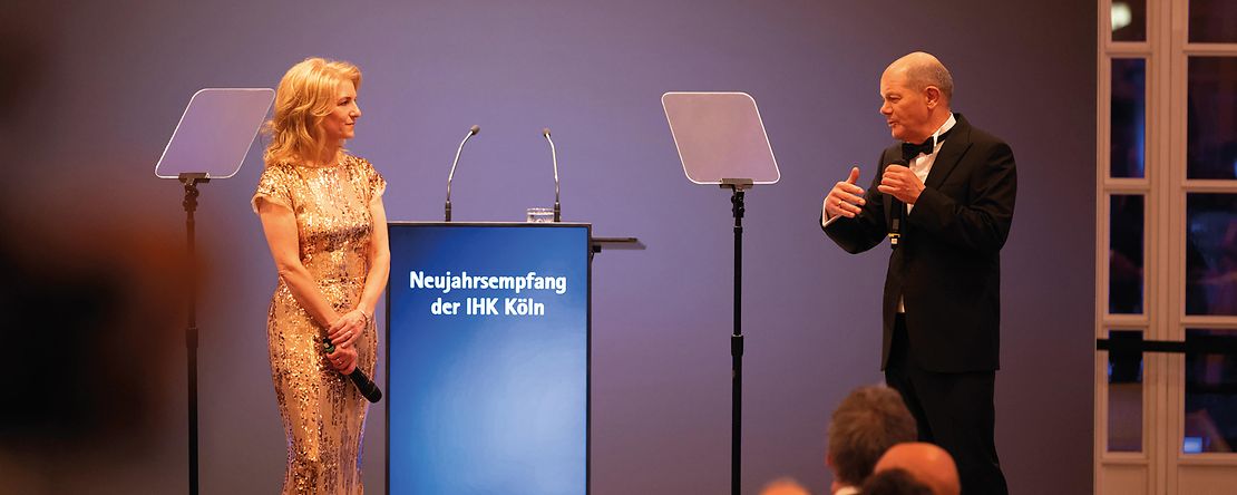 IHK-Pr&auml;sidentin Gr&uuml;newald und Bundeskanzler Scholz auf der B&uuml;hne beim Neujahrsempfang 2025