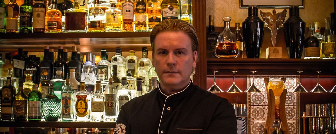 Volker Seibert vor dem Schnapsregal