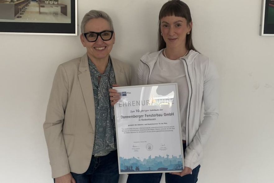 Julia F&ouml;rster von der Donnersberger Fensterbau freut sich &uuml;ber die Anerkennung.