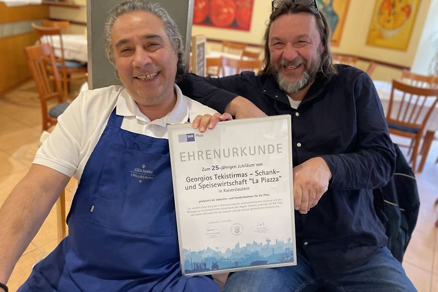 Georgios Tekistirmas und ein Stammgast seines Hauses