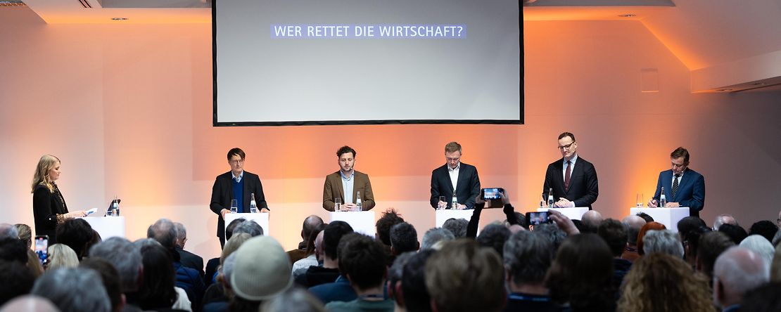Blick auf das Podium: Karl Lauterbach, Felix Banaszak, Christian Lindner, Jens Spahn, Kay Gottschalk
