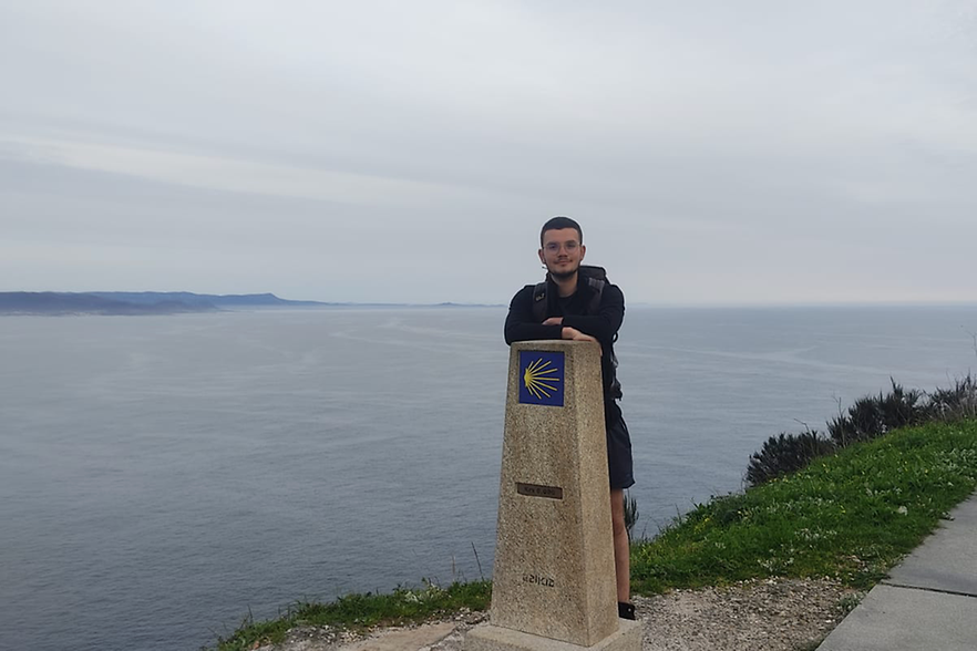 Leon Zorn am Ende seiner Pilgerwanderung nach Finisterre