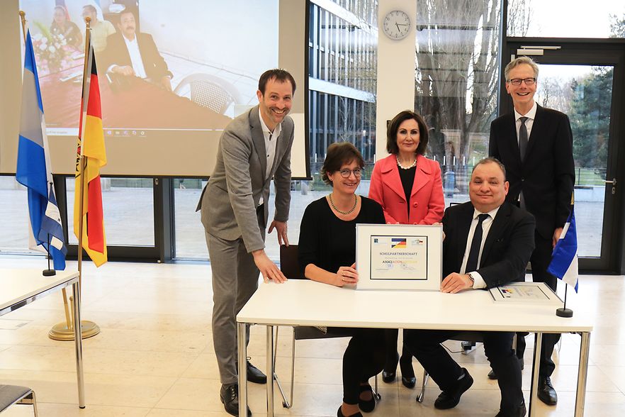 Simone Waltermann (2.v.l.) unterzeichnete die Kooperationsvereinbarung und &uuml;bergab sie dem Botschafter. (2.v.r.)