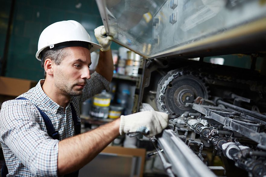 Mann_Maschine_shutterstock_Pressmaster_Inet