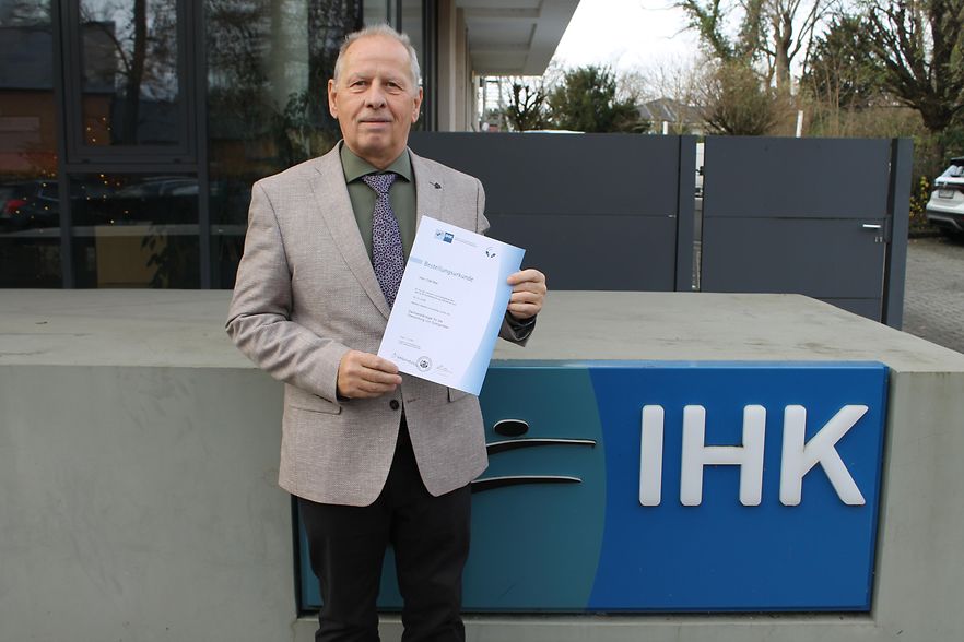 Olaf Biel vor IHK-Geb&auml;ude