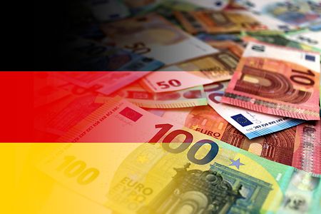 Euro-Banknoten vor Deutschlandflagge