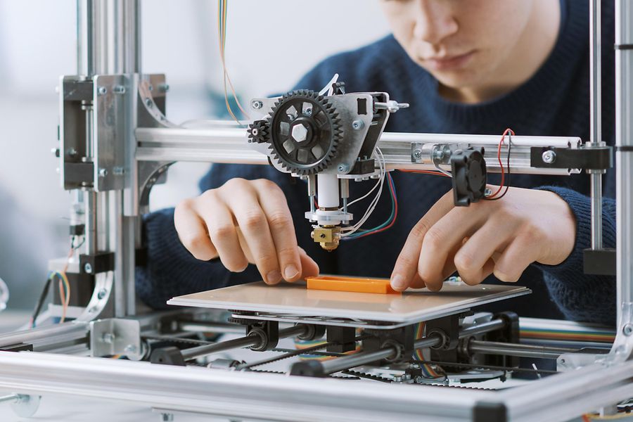 Ein Mann arbeitet an einem 3-D-Drucker