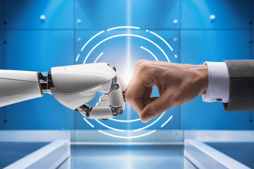 Hand einer Person und Hand eines Roboters ber&uuml;hren sich