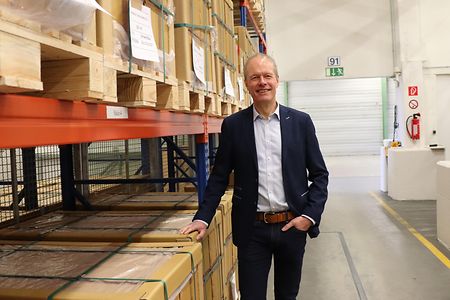 Gesch&auml;ftsf&uuml;hrer Torben Jung Laursen im Lager von Juta Pharma