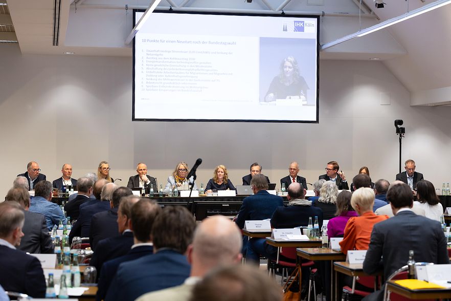 Das Pr&auml;sidium der IHK K&ouml;ln w&auml;hrend der Vollversammlung
