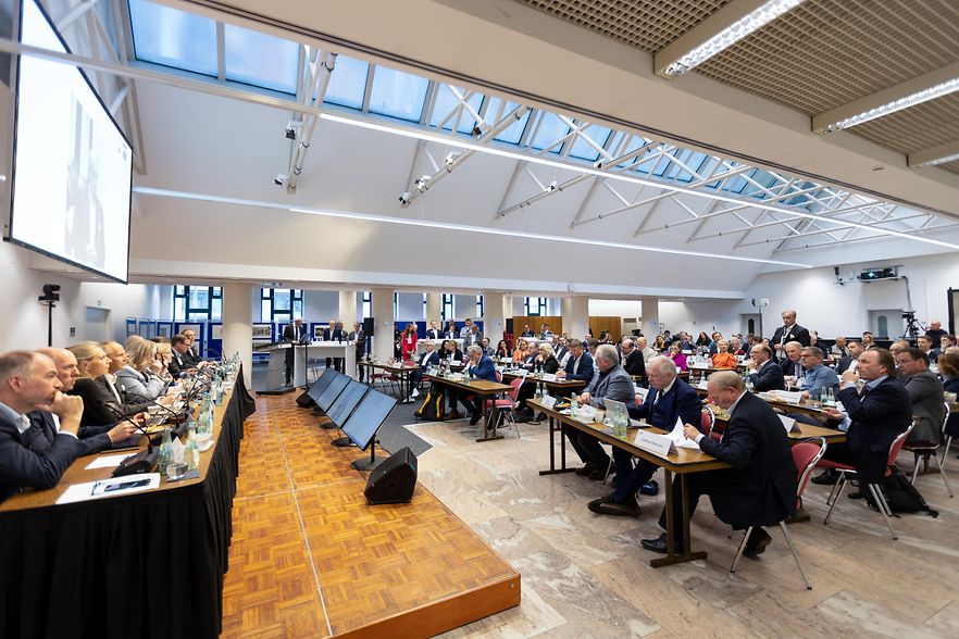 Blick in den Saal w&auml;hrend der Vollversammlungsitzung