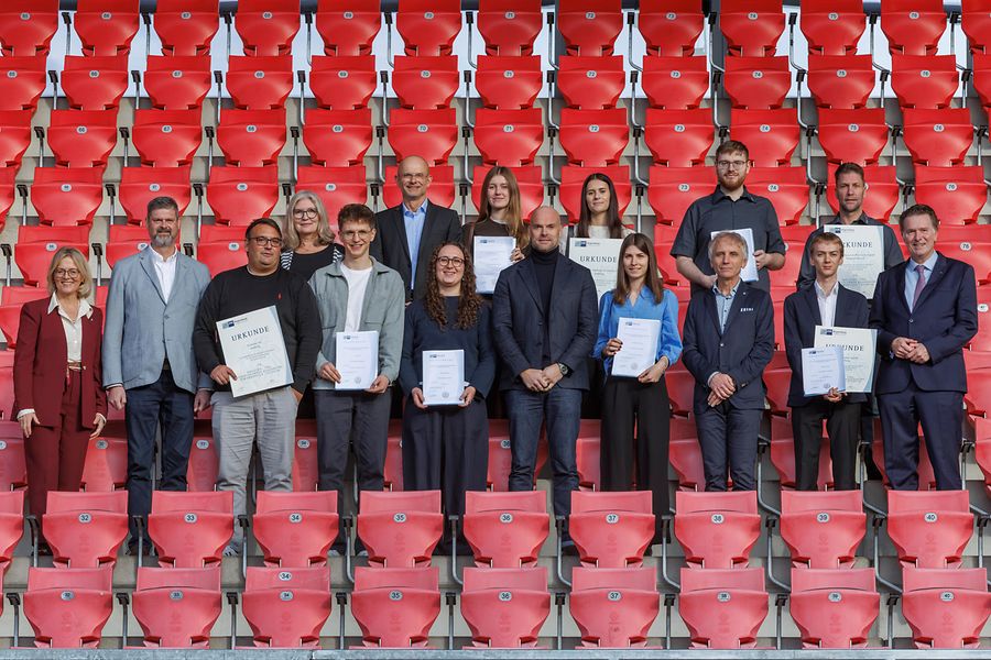 Ehrung der besten Auszubildenden des Prüfbezirks Amberg/Sulzbach-Rosenberg