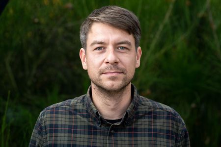 Portr&auml;t Florian Stanko vor gr&uuml;nem Hintergrund