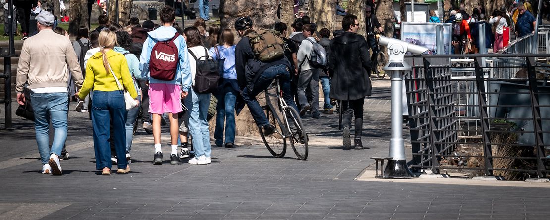 Fu&szlig;g&auml;nger und Radfahrer auf der K&ouml;lner Rheinuferpromenade