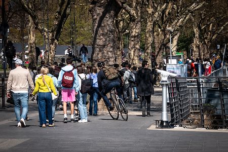 Fu&szlig;g&auml;nger und Radfahrer auf der K&ouml;lner Rheinuferpromenade